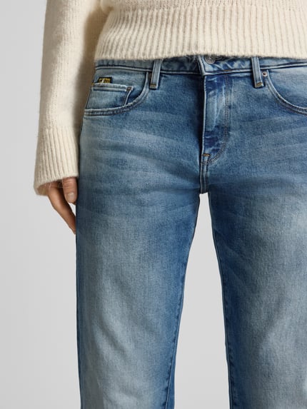 Kobiece modelka nosi Boyfriend Jeans im Used-Look Model 'Kate Boyfriend' od G-Star Raw, mieszanka bawełny i elastanu, wpuszczane kieszenie, kolor niebieski z efektem znoszenia, szerokość w pasie 41 cm, długość wewnętrzna nogawki 73 cm, widok z przodu, zbliżenie na biodra.