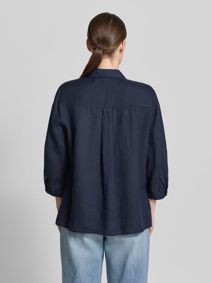 Frauenmodel trägt Relaxed Fit Leinenbluse mit 3/4-Arm Modell 'Clay' von TONI, reine Leinen, dunkelblau, Hemdblusenkragen, Rückenansicht, Ganzkörperansicht Rückansicht.