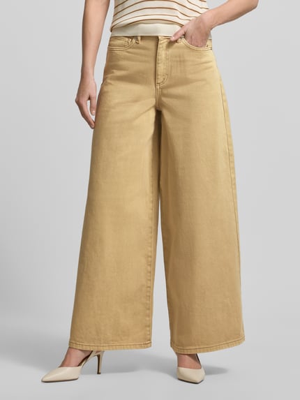 Frauenmodel trägt Wide Leg Jeans im 5-Pocket-Design von Stefanel, beige Baumwolle, ausgestellter Schnitt, Nahaufnahme Oberkörper bis Knöchel.