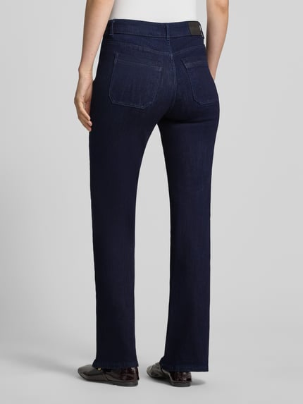Frauenmodel trägt Straight Fit Jeans aus Baumwoll-Mix von Christian Berg Woman in Dunkelblau, Baumwollstruktur, Eingriff- und Gesäßtaschen, Ganzkörperansicht Rückansicht.