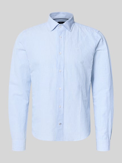 Produktfoto, Casual Fit Freizeithemd mit Kentkragen Modell 'Mike' von JOOP! Collection, aus Leinen-Baumwoll-Mix mit dezentem Stitching, feines Streifenmuster in Hellblau und Weiß, Knopfleiste, Rückenlänge 72 cm, Schulterbreite 43 cm, Ärmellänge 66 cm