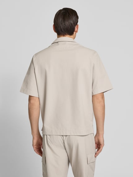 Männermodel trägt Relaxed Fit Freizeithemd mit Seersucker-Verarbeitung Modell 'LAPISY_M' von BOSS Orange in Optik: Unifarben, Ganzkörperansicht Rückansicht
