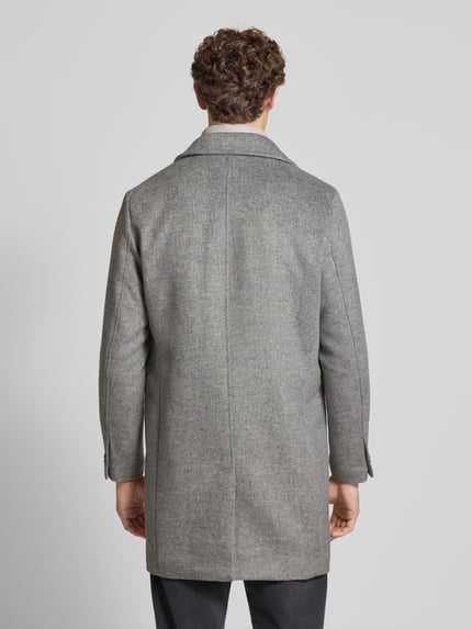 Männermodel trägt Mantel mit Stehkragen Modell 'BLASTANFORD' van Jack & Jones Premium, grijs, wollen mix, los model, Ganzkörperansicht Rückansicht.