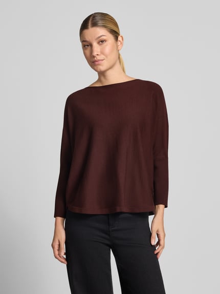 Frauenmodel trägt Strickpullover aus Viskose-Mix Modell 'Tiraja' von someday in Dunkelrot, lockerer Schnitt, Rundhalsausschnitt, 3/4-Arm, Ganzkörperansicht von vorne.