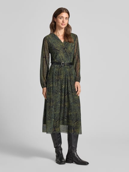 Frauenmodel trägt Midikleid aus Viskose-Mix Modell 'Sabia' von ZABAIONE in Grün mit V-Ausschnitt, taillierter Passform, Ganzkörperansicht von vorne. Damen Midikleid, elastischer Stoff, Langarm, leichte Textur, Rückenlänge 120 cm, Brustweite 38 cm, Ärmellänge 62 cm.