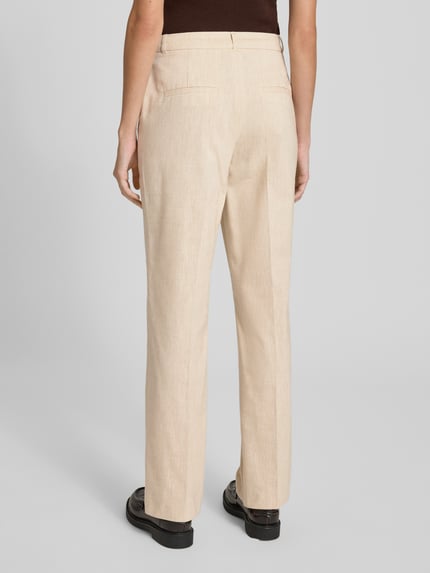 Frauenmodel trägt Straight Leg Stoffhose aus Baumwoll-Mix mit Leinen-Anteil von s.Oliver BLACK LABEL in Melange-Optik, Ganzkörperansicht Rückansicht.