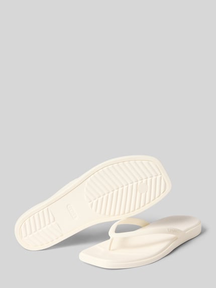 Produktfoto, Zehentrenner mit Label-Detail Modell 'Miami Flip' von Crocs für Damen, Cremefarbe, Abgerundete-Spitze, Schlupfform, Absatzhöhe: 2 cm, glatte Oberfläche, dezente Struktur