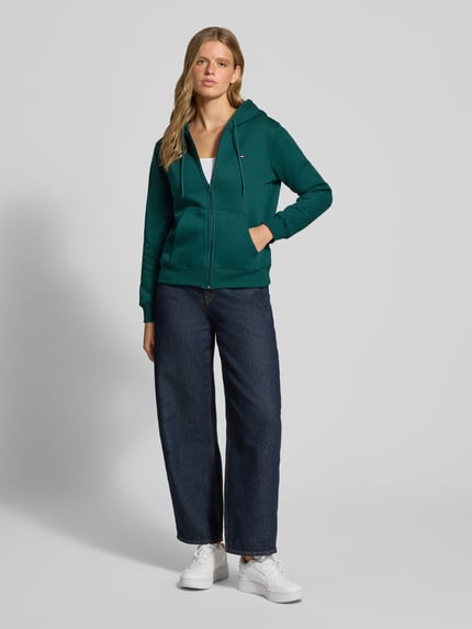 Vrouwenmodel draagt Regular Fit sweatjack van katoenmix van Tommy Jeans, Dames sweatjack, donkergroen, glad oppervlak, Ganzkörperansicht von vorne