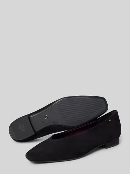 Produktfoto, schwarze Ballerina aus echtem Rindsleder von Tamaris, glatte Oberfläche, dezente Struktur, klar definierte Form, Damen Ballerina von Tamaris