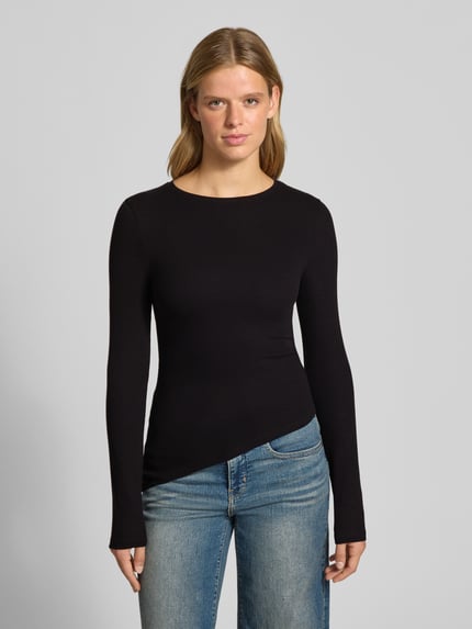 Frauenmodel trägt Longsleeve in asymmetrischem Look Modell 'RIA' von Topshop aus schwarzem Viskose-Elasthan-Mix in Ripp-Optik, Slim Fit, Rundhalsausschnitt, Rückenlänge 55 cm, Ganzkörperansicht von vorne.
