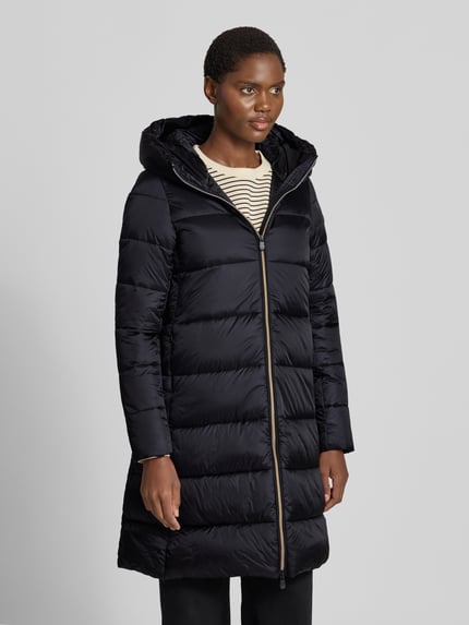 Frauenmodel trägt schwarzen Steppmantel mit Kapuze Modell 'LYSA' von Save The Duck, gerader Schnitt, Nahaufnahme Oberkörper.