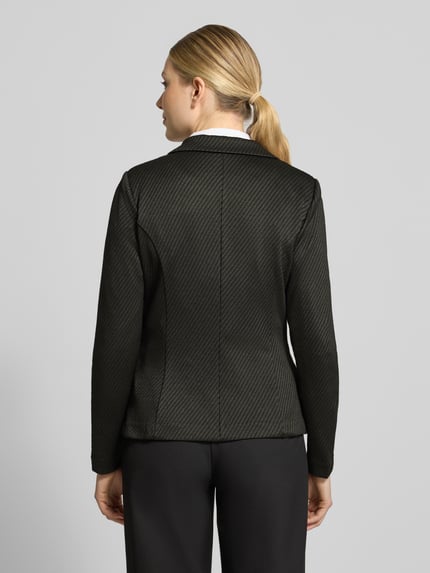 Frauenmodel trägt Slim Fit Blazer mit Viskose-Anteil Modell 'KATE' von ICHI in Schwarz mit Strukturstreifen, Ganzkörperansicht Rückansicht. Elastischer Material-Mix, Reverskragen, 1-Knopfverschluss, Paspeltaschen.