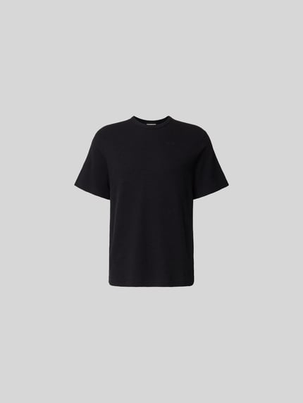 Produktfoto, Relaxed Fit T-Shirt mit Strukturmuster von Forét, czarna bawełna, krój relaxed fit, logo, okrągły dekolt, długość tyłu M: 69 cm