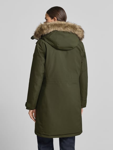 Frauenmodel trägt Regular Fit Parka mit Kunstfellbesatz Modell 'ERNA' von Didriksons in Olivgrün, Rückenansicht, Damen Parka, KI-modifiziertes Bild.