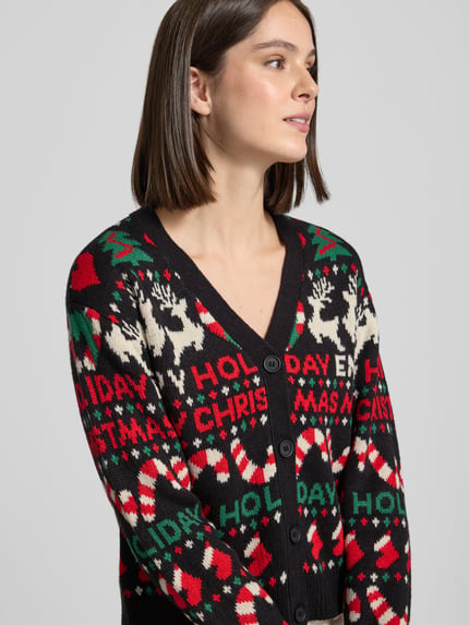 Frauenmodel trägt Cardigan mit weihnachtlichem Motiv-Strick von VERO MODA, mehrfarbig, Jacquard, Knopfleiste, Nahaufnahme Oberkörper.