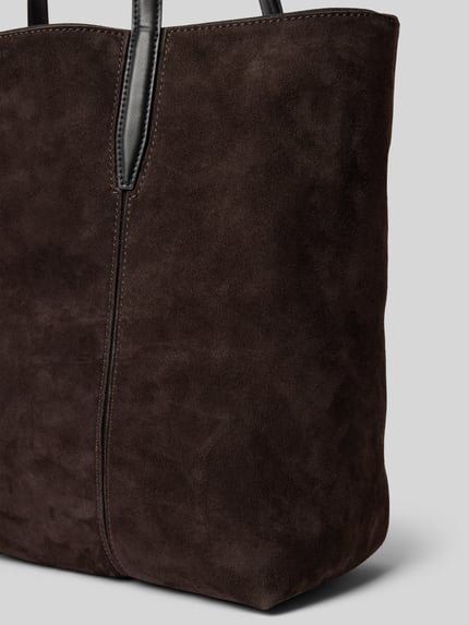 Produktfoto, Shopper aus Leder mit Logo-Prägung Modell 'UNA' von LIEBESKIND BERLIN, Dunkelbraunes beschichtetes Leder, strukturierte Oberfläche, offenes Hauptfach, Lange verstellbare Tragegriffe, Reißverschlussfach innen, Maße ca. 48 cm Breite, 36 cm Länge, 15 cm Tiefe, Schulterriemen 65 cm.