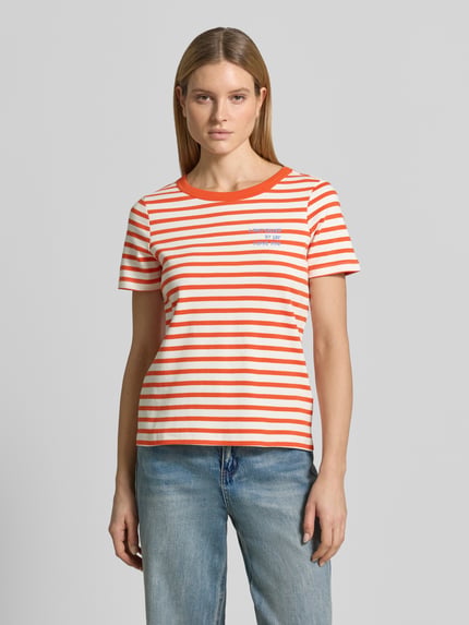 Vrouwenmodel draagt T-shirt met ronde hals en stitching van Smith and Soul, puur katoen, regular fit, ruglengte maat S 56 cm, vooraanzicht bovenlichaam