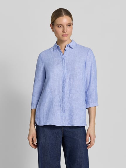 Frauenmodel trägt Relaxed Fit Leinenbluse mit 3/4-Arm Modell 'Clay' von TONI in Hellblau, reine Leinenstruktur, verdeckte Knopfleiste, Hemdblusenkragen, Ganzkörperansicht von vorne.