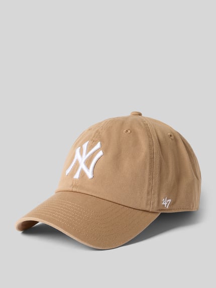 Produktfoto, Basecap aus reiner Baumwolle Modell 'NEYYAN' von '47 in Beige mit weißem Logo-Stitching, klassische Passform, verstärkter Schirm, eingestickte Luftlöcher und verstellbarem Verschluss.