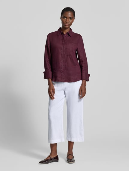 Frauenmodel trägt Wide-Leg-Pants mit elastischem Bund Modell 'Lava' von FREE/QUENT aus Leinen-Mix mit Viskose-Mix im Loose-Fit, weiß, mit seitlichen Eingrifftaschen, Kordelzug, glatte Textur, Ganzkörperansicht von vorne.