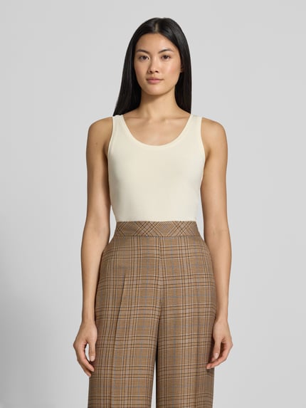 Frauenmodel trägt Slim Fit Tanktop aus Baumwoll-mix von s.Oliver RED LABEL in Creme mit glatter Textur, Ganzkörperansicht von vorne.