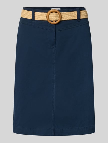 Produktfoto, knielange Knielanger Rock mit Gürtel und Gesäßtaschen von Christian Berg Woman aus marineblauem katoenmix met stretch, recht model, met riem, knoop- en ritssluiting, achterzakken, loopsplit achter, bandwijdte maat 36: 40 cm, totale lengte maat 36: 52 cm