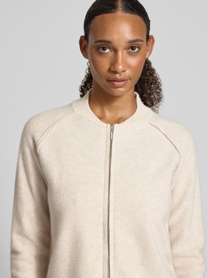 Frauenmodel trägt Regular Fit Jacke aus reiner Wolle von Christian Berg Woman in Beige, Stehkragen, Reißverschluss, reine Baumwolle, Nahaufnahme Oberkörper.