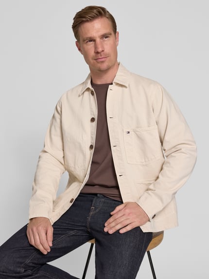 Männermodel trägt Regular Fit Hemdjacke aus reiner Baumwolle von Tommy Hilfiger, Optik: Unifarben, Logo-Stitching, Ganzkörperansicht von vorne.