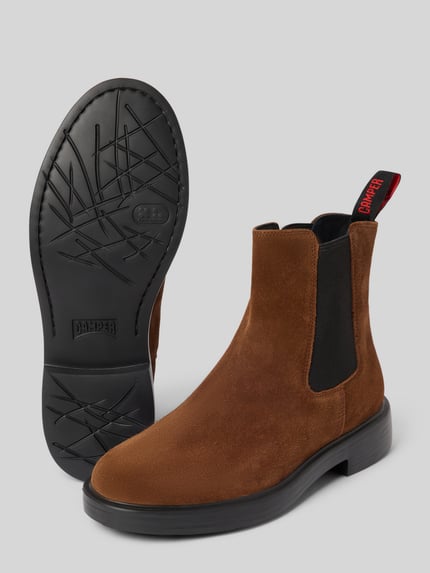 Productfoto, bruine suède Boots aus echtem Leder Modell 'Dean' van Camper, afgeronde vorm, zwarte zool, logo-detail, hakhoogte 3 cm, schachthoogte 15 cm, schachtwijdte 13 cm.