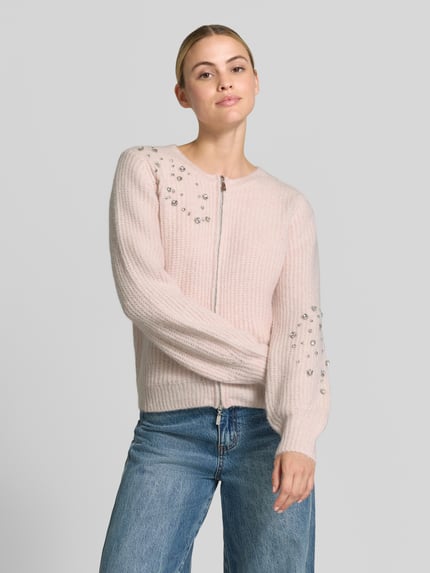 Kobiece modelka nosi Regular Fit Cardigan mit Ziersteinbesatz von monari, Imitacja dzianiny, krój regular fit, taliowany, obszycie ozdobnymi kamieniami, zamek błyskawiczny dwustronny, okrągły dekolt, Długość tyłu w rozmiarze 36: 60 cm, Długość rękawów w rozmiarze 36: 71 cm, jasnoróżowy, jeansy, tekstura miękka, Ganzkörperansicht von vorne