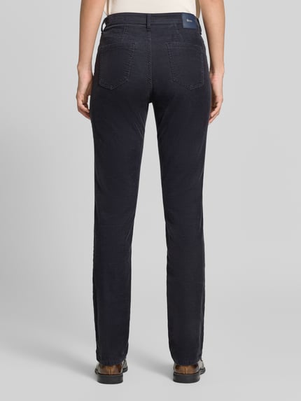 Vrouwenmodel draagt donkerblauwe smalle broek van katoenmix, structuur met zichtbare stiksels, Schmale Hose aus Baumwoll-Mix Modell 'MARY' van Brax, Dames, volledig lichaam achteraanzicht.