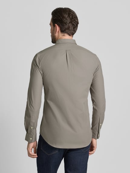Männermodel trägt Freizeithemd mit Label-Stitching von Polo Ralph Lauren in Beige, Baumwoll-Elasthan-Mix, Rückenansicht, Ganzkörperansicht Rückansicht