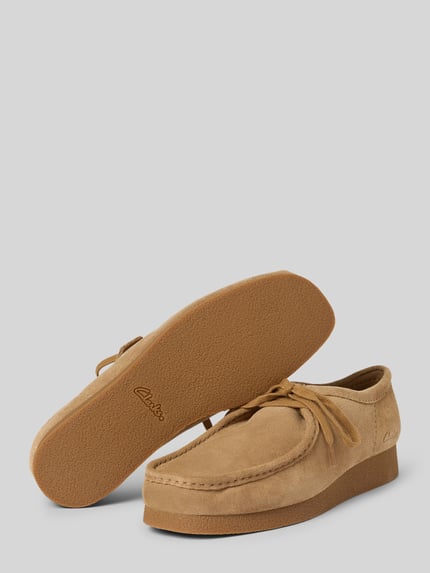 Produktfoto, Schnürschuhe aus Leder mit Gummisohle Modell 'Wallabee' von Clarks in Beige mit abgerundeter Spitze, feiner Wildledertextur, sichtbarem Markenschriftzug und 3 cm Absatzhöhe, Gummisohle, Schafthöhe 7 cm, Schaftweite 12 cm, neutrale Studioaufnahme