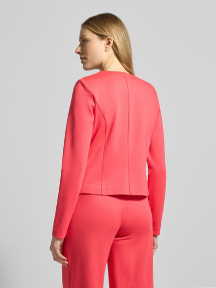 Modelka nosi żakiet Slim Fit Blazer in offener Passform Modell 'KATE' von ICHI, mieszanka materiałów z dodatkiem wiskozy, długość tyłu w rozmiarze S: 50 cm, szerokość w rozmiarze S: 40 cm, długość rękawów w rozmiarze S: 63 cm, kolor różowy, gładka tekstura, widok całej sylwetki z tyłu