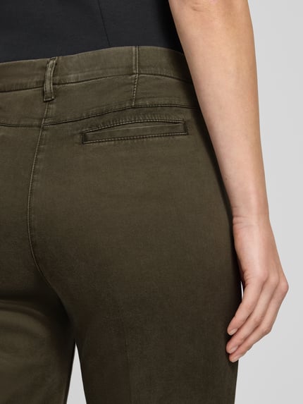 Frauenmodel trägt Super Slim Fit Schmale Hose aus Lyocell-Baumwoll-Mix Modell 'LORELLA' von Raphaela By Brax, olivgrün, Nahaufnahme Oberkörper. Damen Schmale Hose von Raphaela By Brax