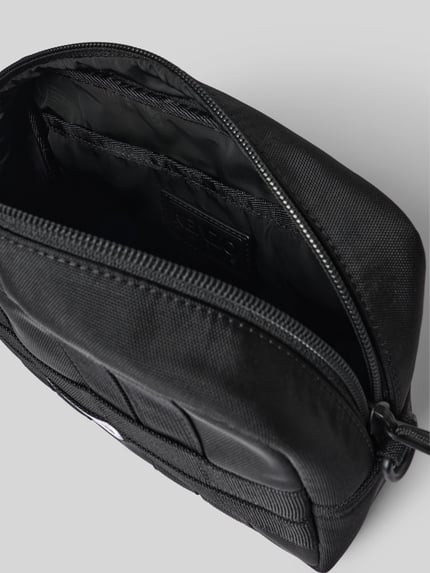 Produktfoto, schwarze Crossbody Bag mit Logo-Stitching von Kenzo, Strukturmuster, Reißverschluss, Steckfach innen, abnehmbarer Schulterriemen