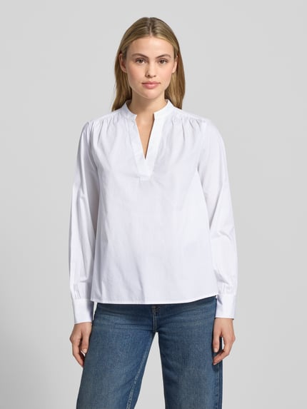 Kobiece model prezentuje Regular Fit Langarmbluse aus reiner Baumwolle od Tommy Hilfiger, biała, jednolita, długi rękaw, stójka, widok z przodu, całopostaciowy.