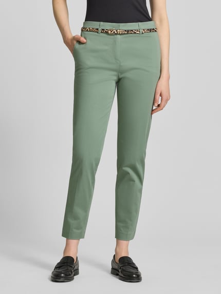 Frauenmodel trägt Slim Fit Hose in verkürzter Passform mit Gürtel von Christian Berg Woman in zartem Grün, Baumwoll-Mix, Ganzkörperansicht von vorne.