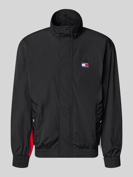 Produktfoto, Regular Fit Blouson mit Logo-Stitching von Tommy Hilfiger in Schwarz mit Stehkragen, Satin-Textur, unifarbene Optik, rote Details, seitliche Eingrifftaschen und elastischen Abschlüssen.