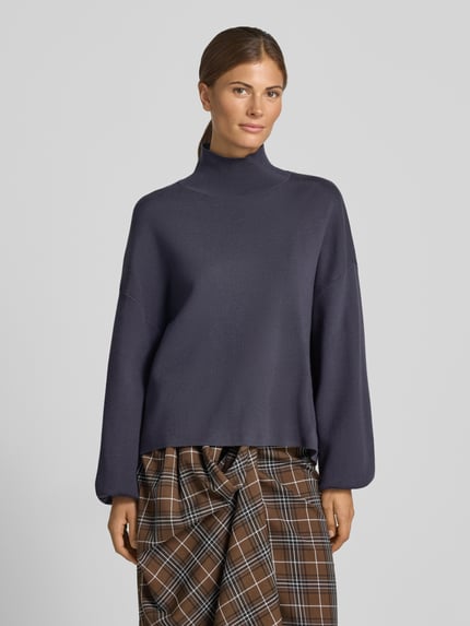 Frauenmodel trägt Strickpullover aus Viskose-Mix Modell 'Mercy East' von MSCH Copenhagen, Relaxed Fit, Stehkragen, Ganzkörperansicht von vorne.