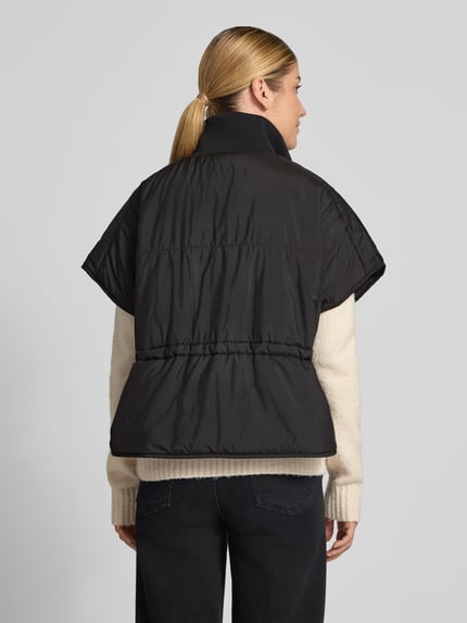Frauenmodel trägt schwarze Steppweste mit Stehkragen Modell 'Vanjah' von someday, lockerer Schnitt, Rückansicht, Nahaufnahme Oberkörper.