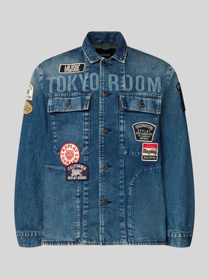 Produktfoto, Regular Fit Jeansjacke aus katoenmix van Replay in blauw met all-over labelpatches, borstzakken, steekzakken, platte kraag en knoopsluiting, ruglengte maat M 70 cm, schouderbreedte 48 cm, borstwijdte 55 cm, mouwlengte 66 cm