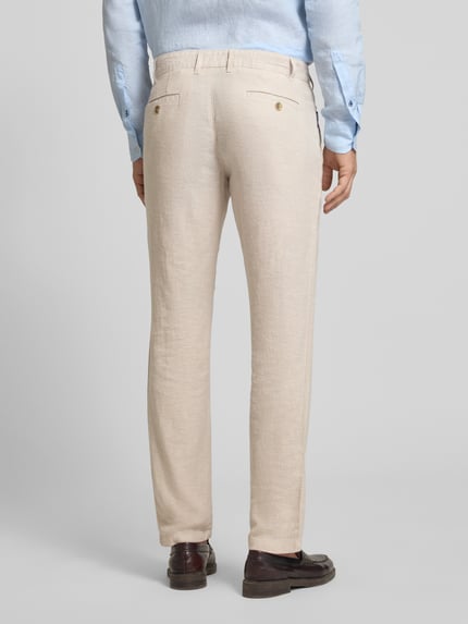 Männermodel trägt Hose aus Leinen-Viskose-Mix mit Eingrifftaschen von Christian Berg Men in Beige, Regular-Fit, Ganzkörperansicht Rückansicht. Bundweite bei Größe 50: 47 cm, Innenbeinlänge: 78 cm, Knopf- und Reißverschluss.