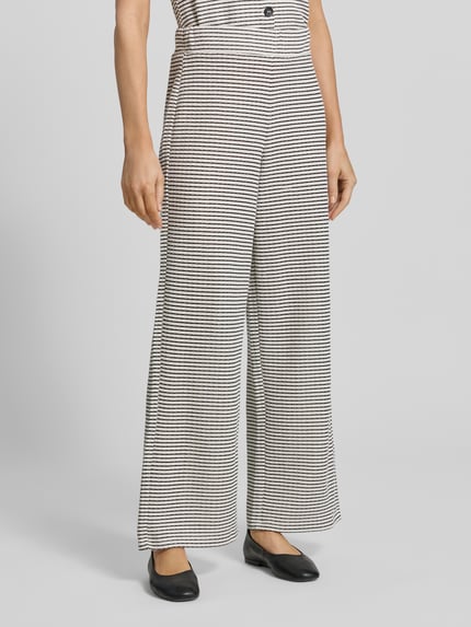 Frauenmodel trägt Regular Fit Weite Hose aus Baumwoll_Mix von Tom Tailor Denim in Two-Tone-Optik, gestreift, Strick, Ganzkörperansicht von vorne.