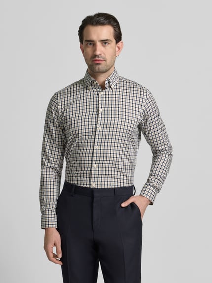Männermodel trägt Regular Fit Business Hemd aus Baumwolle von Christian Berg Men mit Karomuster, Knopfleiste, Button-Down-Kragen, Nahaufnahme Oberkörper.