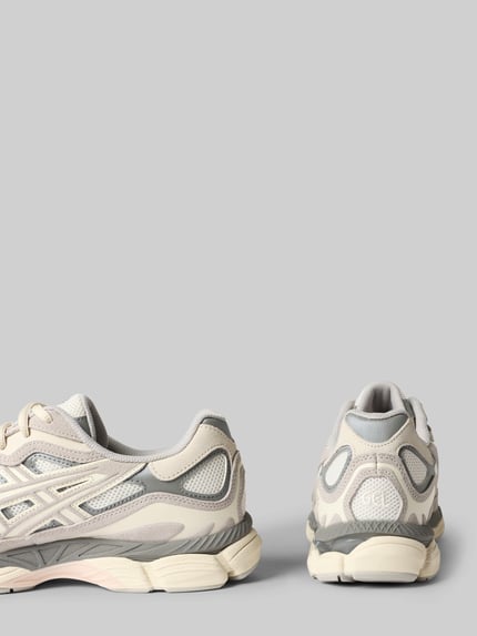 Produktfoto, Sneaker mit Kontraststreifen Modell 'GEL-NYC' von ASICS TIGER in Beige und Grau, strukturierte Sohle, abgerundete Form, Schnürverschluss, Absatzhöhe 4 cm, Schafthöhe 7 cm, Schaftweite 9 cm