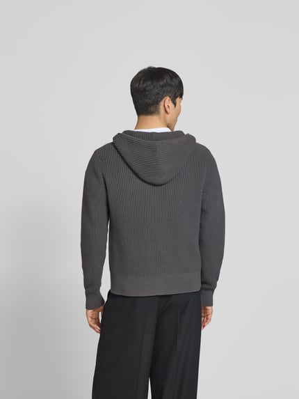 Mężczyznamodel nosi Regular Fit Jacke in Strick-Optik od WON HUNDRED, czysta bawełna, krój regular fit, kaptur, dwukierunkowy zamek, długość tyłu w rozmiarze M 68 cm, szerokość w rozmiarze M 46 cm, długość rękawa w rozmiarze M 72 cm, tekstura prążkowana, odcień ciemnoszary, widok całej sylwetki z tyłu