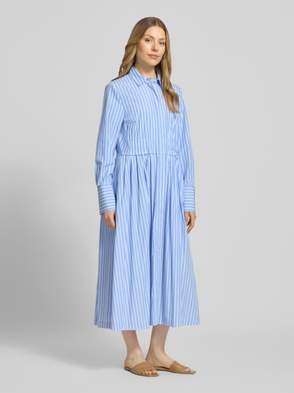 Frauenmodel trägt Regular Fit Midikleid mit Umlegekragen von WHITE LABEL aus Baumwoll-Mix, blau-weiß gestreift, Ganzkörperansicht von vorne.