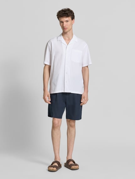 Männermodel trägt Modern Fit Freizeithemd mit Brusttasche Modell 'BLASHAWN' von Jack & Jones Premium, Strukturmuster, Ganzkörperansicht von vorne.