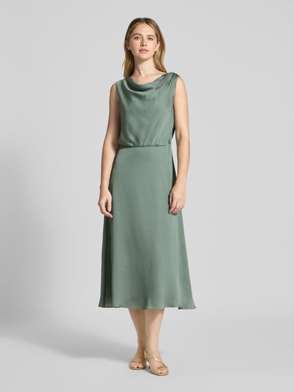 Vrouwenmodel draagt 'Cocktailkleid in Midilänge mit Wasserfall-Ausschnitt' van Swing in groen met structuurpatroon, midi-lengte, taillierte fit, ondoorzichtige onderjurk, sleutelgatsluiting achter, naadrits, geheel lichaam vooraanzicht.